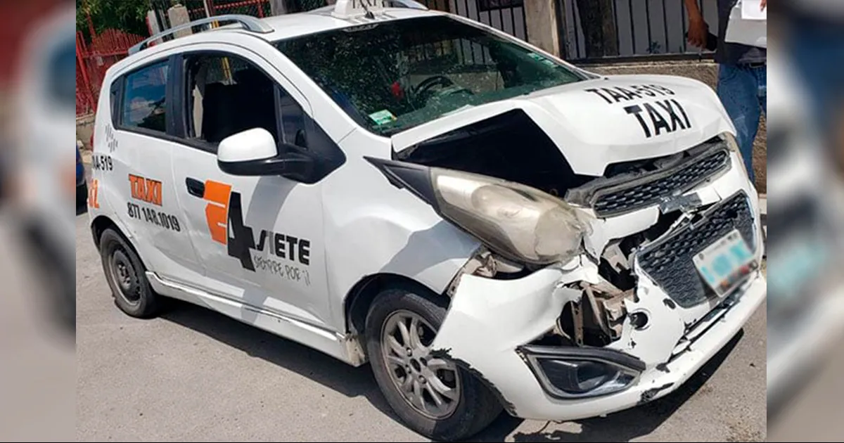 Destroza taxi al impactar con una pickup en Ciudad Acuña