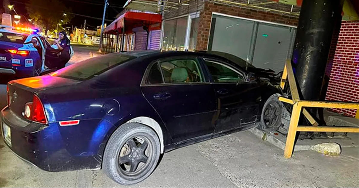 Jovencito se estrella contra valla metálica de negocio en Acuña