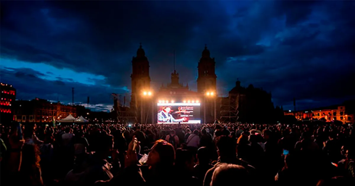 La noche del domingo, en el Zócalo, miles, unos 70 mil de acuerdo la secretaría de Cultura de la CDMX, corearon las canciones de 'El Divo'