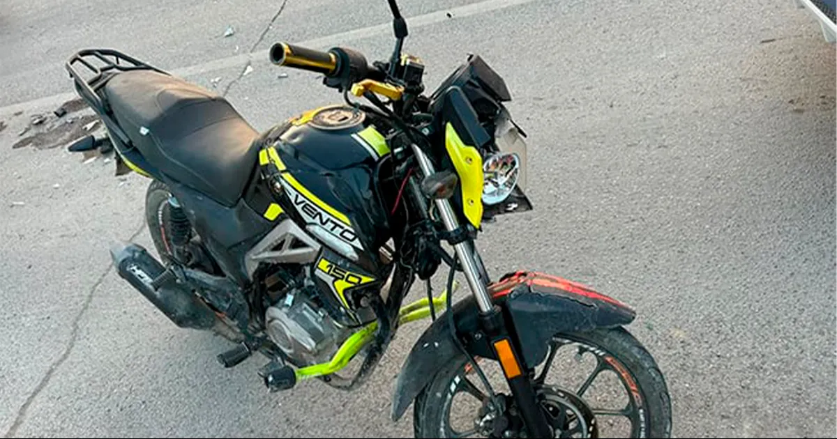 Impacta su motocicleta contra camioneta en Acuña