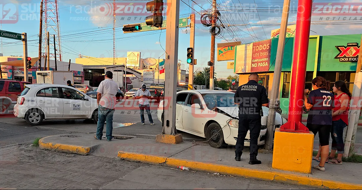 Conductora provoca accidente vial y termina impactada en una luminaria