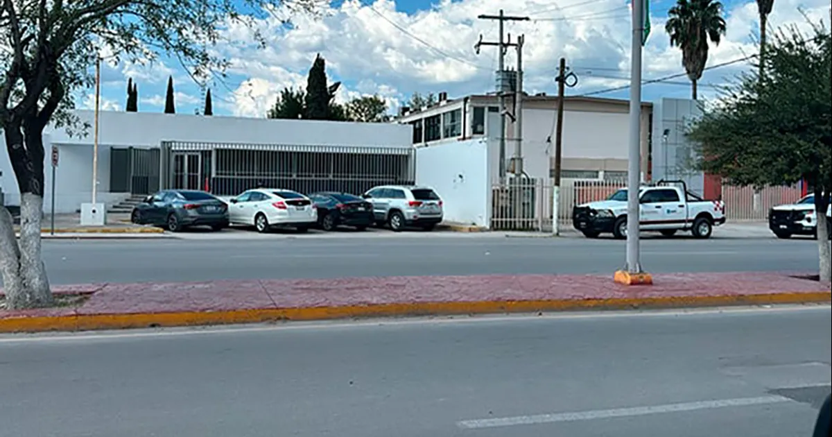 El SAT, la Aduana y Guardia Nacional consignaron el detenido y el vehículo por evasión de impuestos o contrabando.