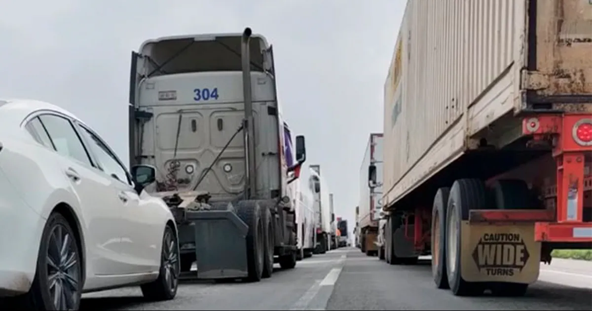 Arman caravanas para evitar asaltos en la Mty-Sal; modifican traileros horarios de viaje