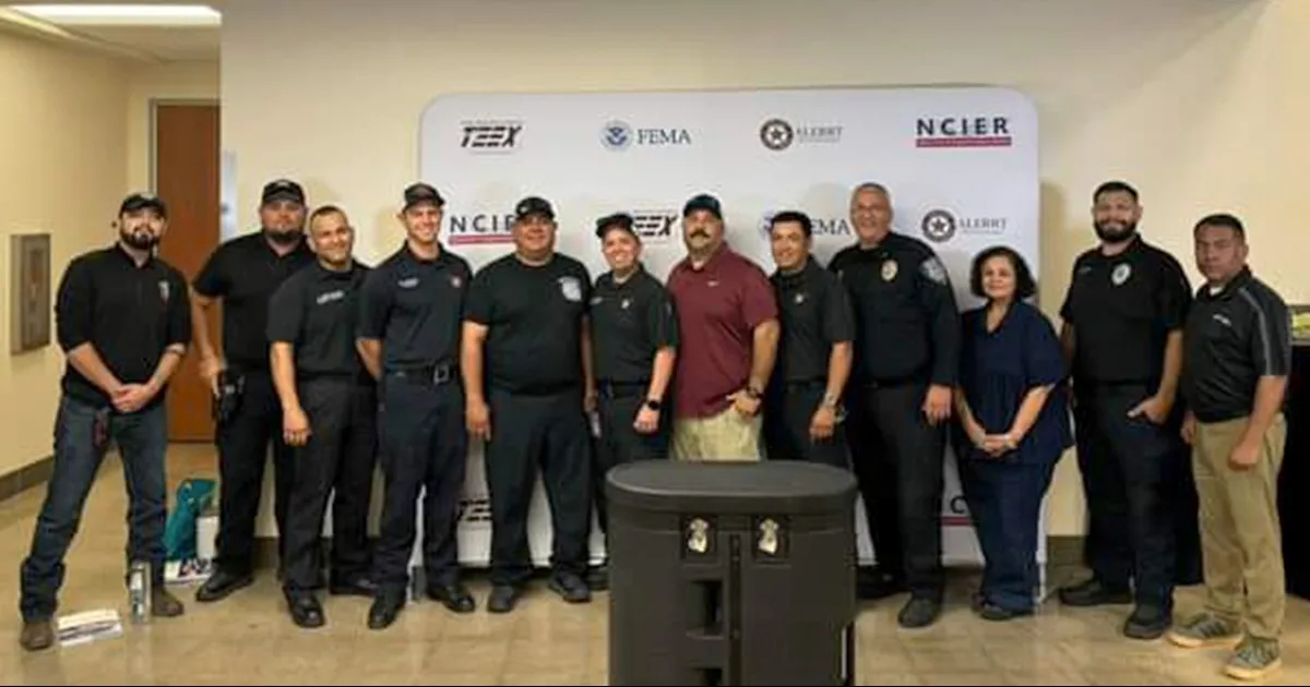 Junto a bomberos y oficiales de emergencias médicas toman la capacitación sobre tiradores activos, durante 3 días.