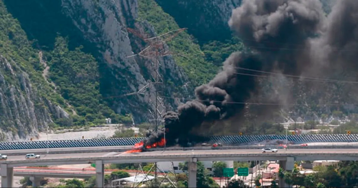 La dependencia estatal informó que un tracto camión se impactó contra al menos una camioneta.