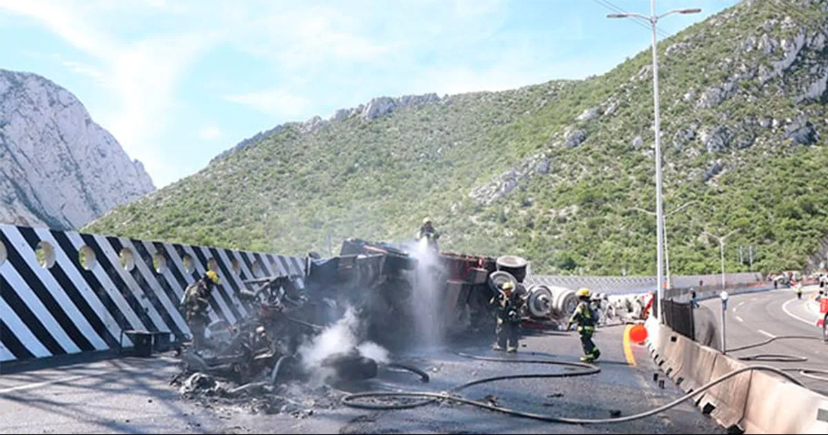 Avanzando sin control, un tráiler arrasaba con todo lo que se atravesaba a su paso por la vía