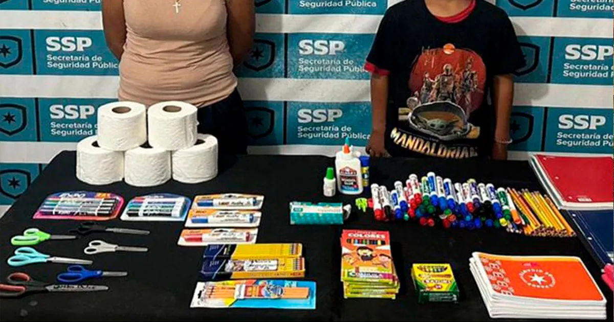 El niño aparentemente con la complacencia de su madre se introdujo a la escuela Francisco I. Madero.