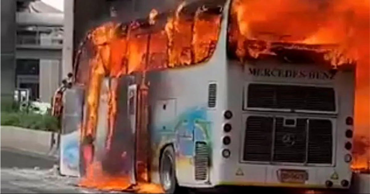 Autobús escolar con 44 pasajeros se incendia en Tailandia; hay varios muertos