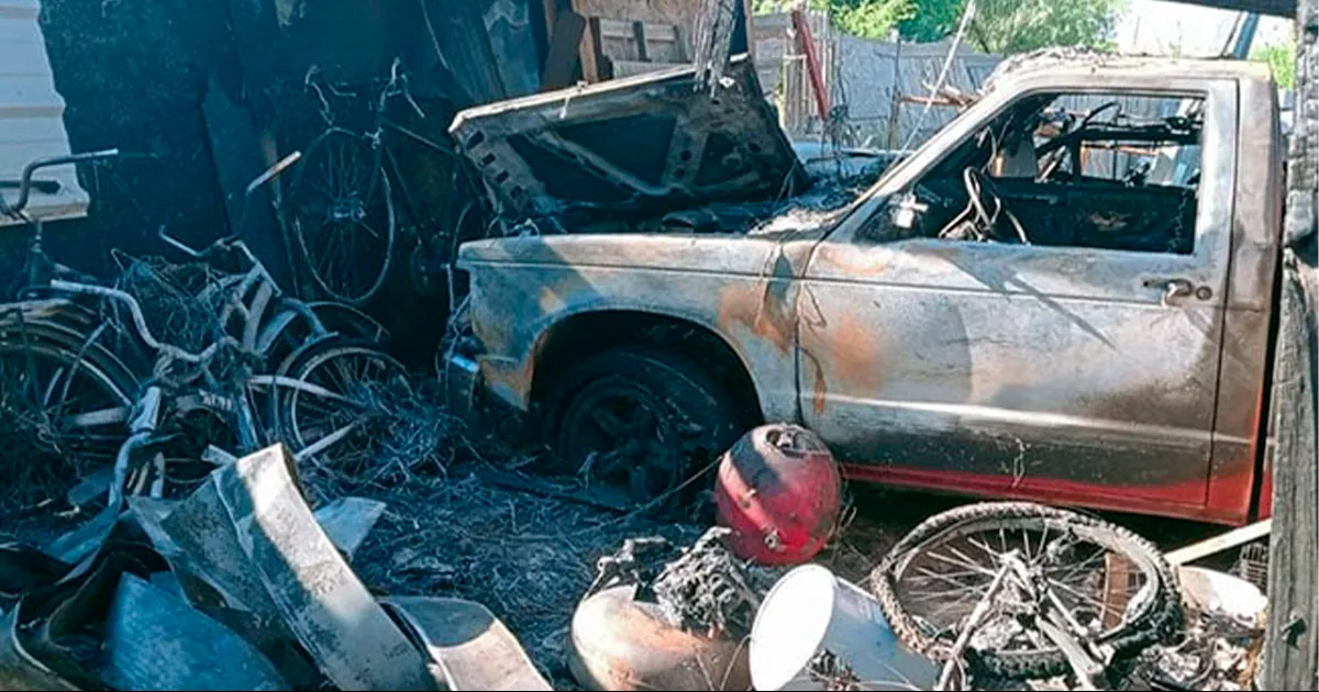 Incendio acaba con 2 autos, una moto y 10 bicicletas en Eagle Pass