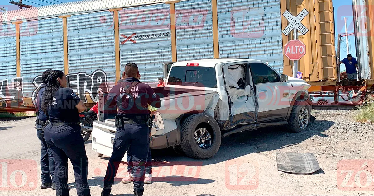 La unidad de reciente modelo termino con un costado completamente destrozada, esto después del fuerte impacto que se llevó por parte del tren.