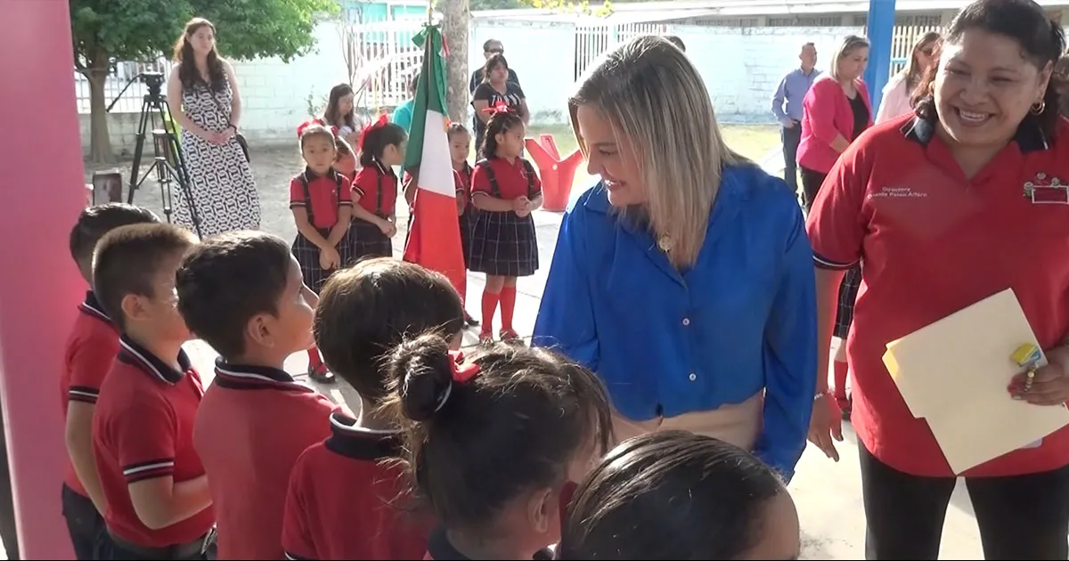 Destaca apoyos educativos realizados a lo largo de su administración.