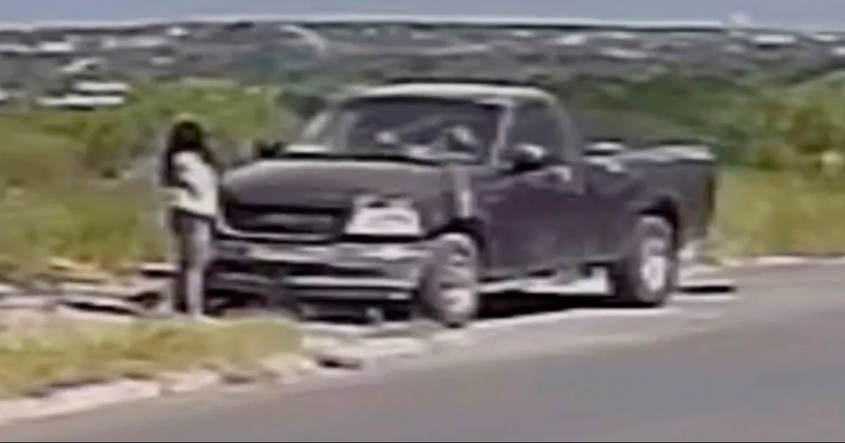 Una mujer vandaliza una camioneta por supuesta infidelidad.