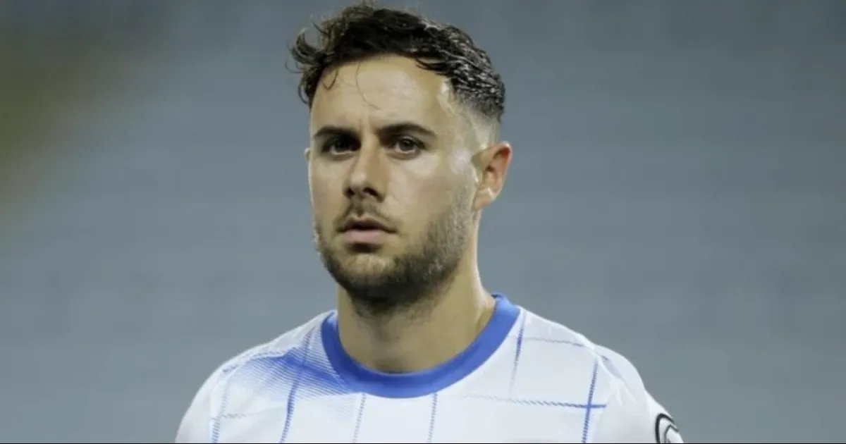 La televisión estatal griega ERT reveló que su cuerpo fue hallado el miércoles por la noche en la piscina de su residencia en el suburbio de Glyfada.