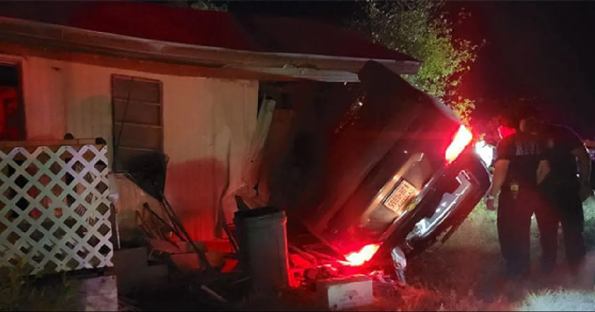 Choca su auto contra una casa móvil y huye en Eagle Pass