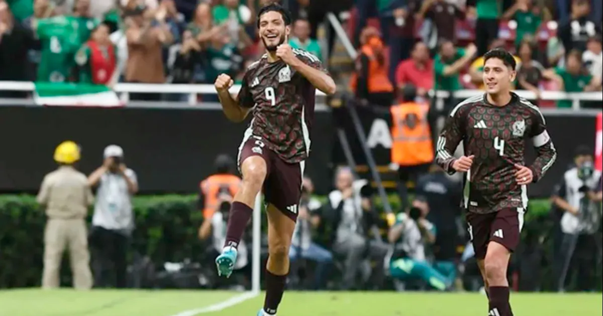 Raúl Jiménez lleva al triunfo a México, gracias a un gol y a una asistencia en el 2-0 sobre EU en la despedida de Andrés Guardado