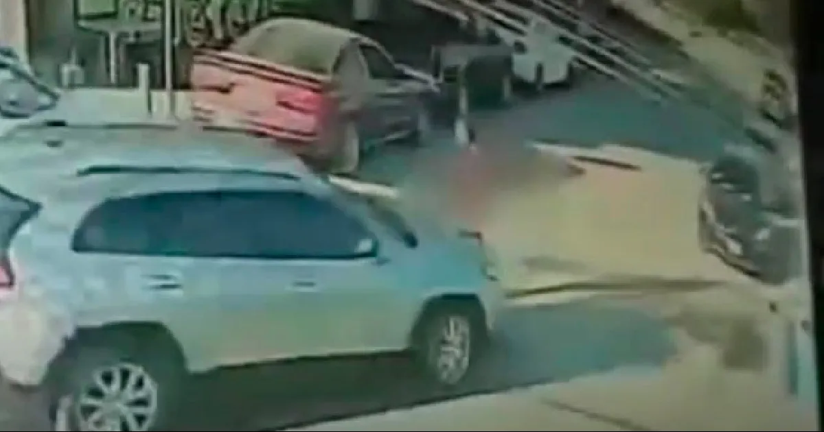 El tipo lesionó del cráneo y una pierna a sujeto de 55 años y escapó del percance.