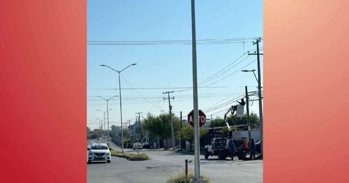 Realizan la instalación de 12 arbotantes en camellón central de dicho sector