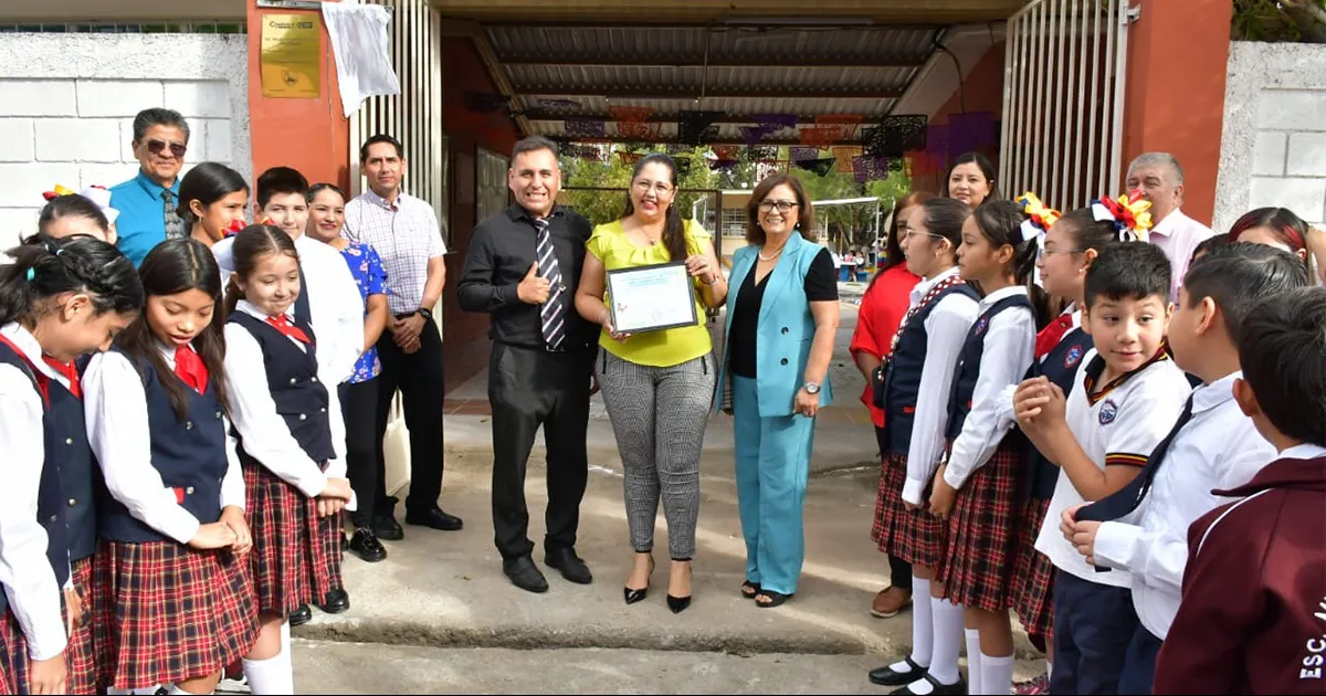 Valenzuela felicitó a todos los involucrados, resaltando que estos esfuerzos fortalecen a la comunidad educativa y fomentan valores cívicos fundamentales en la formación de las nuevas generaciones.