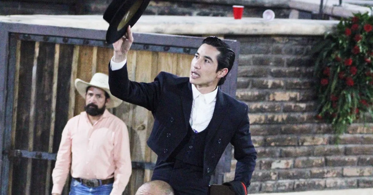 Fermín Espinosa “Armillita IV”, repite color, corta dos orejas y sale en hombros