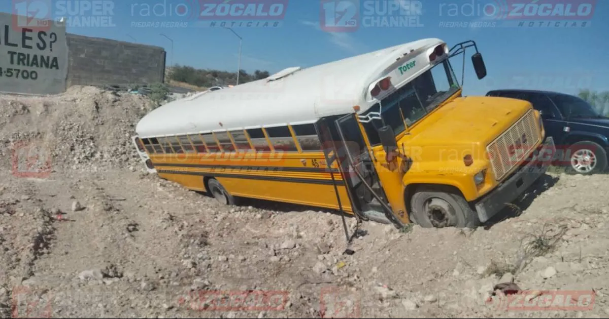 El conductor, identificado como Enrique, de 53 años, perdió el control de la unidad.