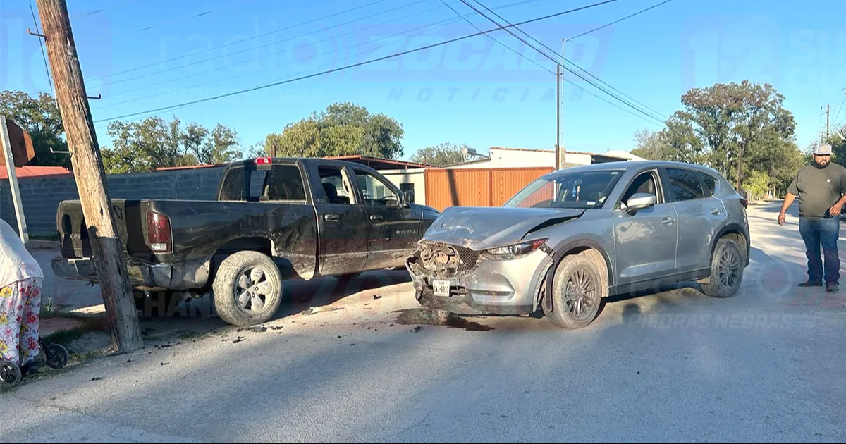 No hubo lesionados, solo daños materiales en ambos vehículos.