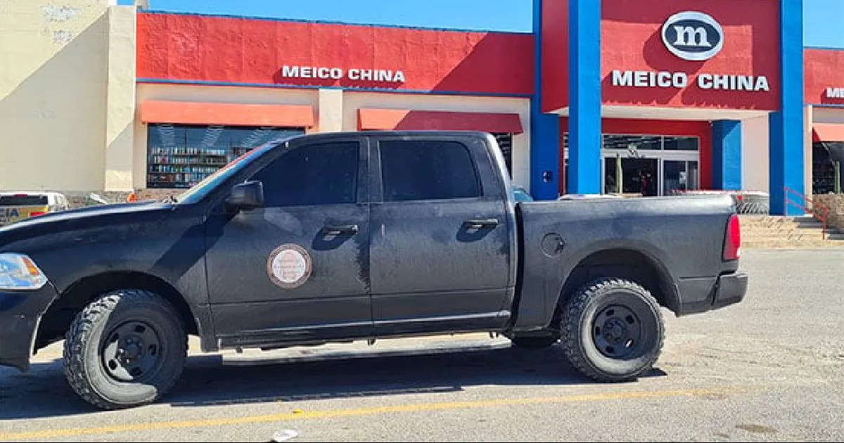 A un costado del negocio se encuentra una obra en construcción y para poder entrar usaron un mazo