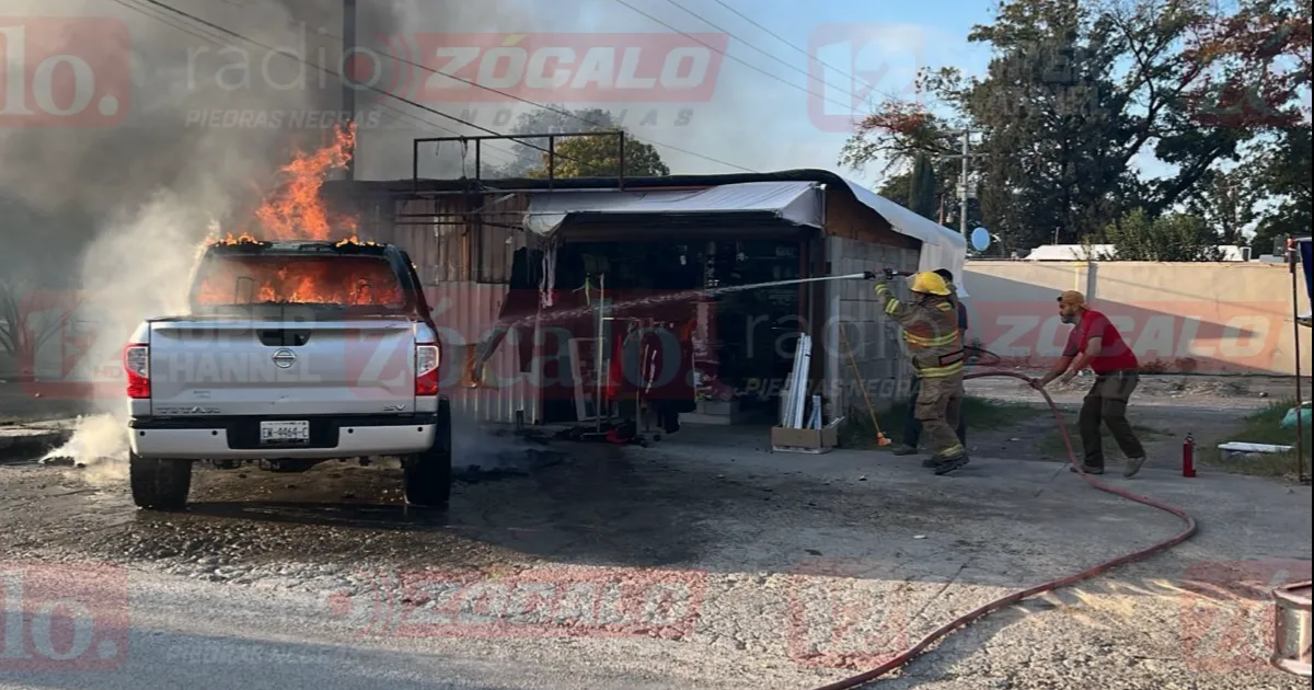 El fuego alcanzó a dañar un negocio de artesanías frente al que la camioneta estaba estacionada, propiedad de la misma persona.