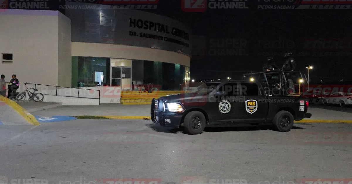 Se encuentra en el quirófano para que los doctores salven su vida.