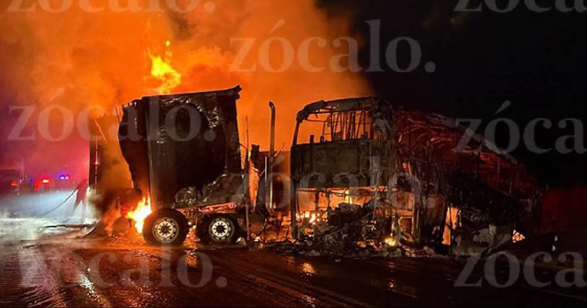 Choque de autobús de pasajeros y tráiler desata incendio sobre libramiento Norponiente; hay dos muertos