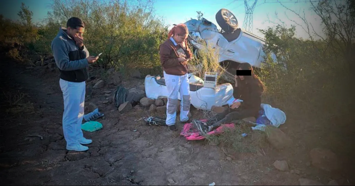 El vehículo  quedó completamente destrozado a más de 10 metros de la carretera.