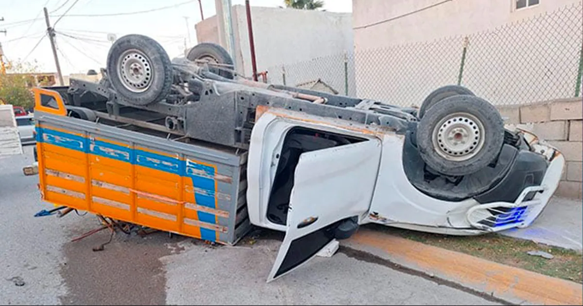 Vuelca camioneta de carga en Acuña