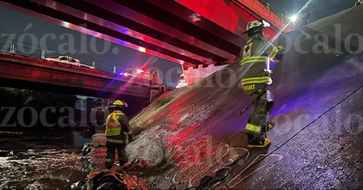 Rescatistas de la Cruz Roja utilizaron equipo vertical y cuerdas para poder bajar y poder brindarle los primeros auxilios al joven.