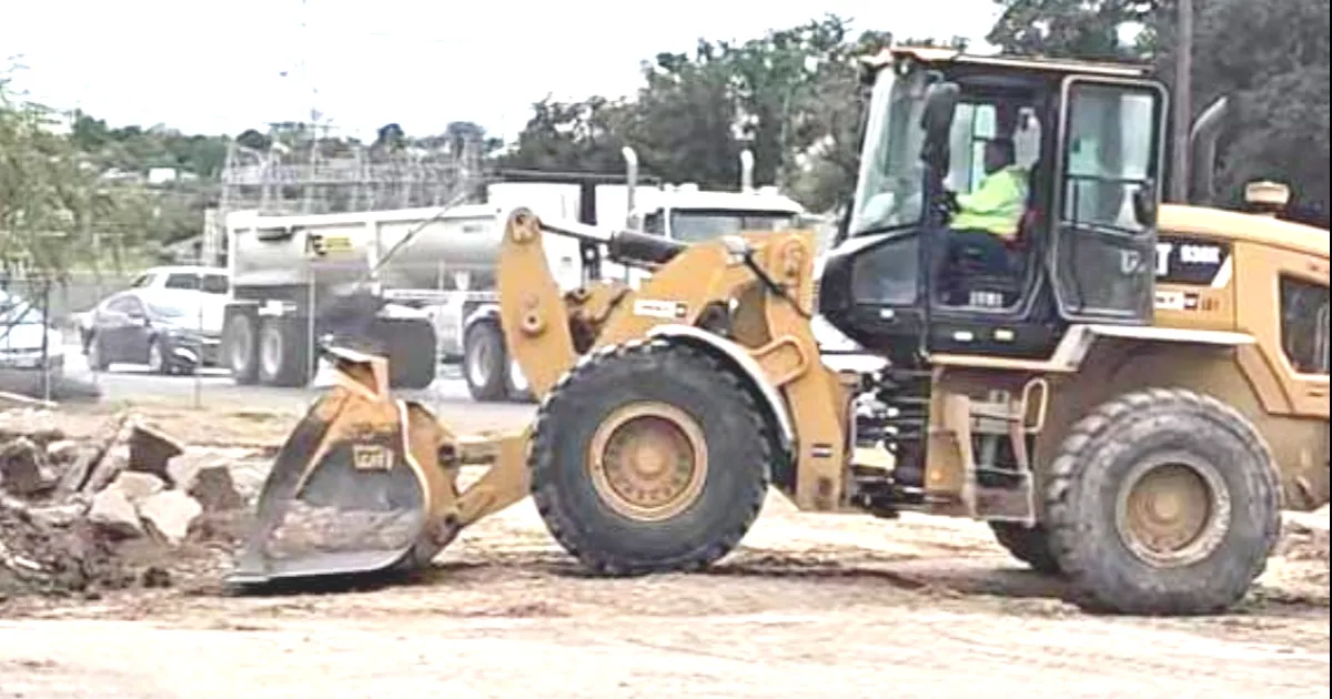 Avanza proceso de demolición del gimnasio