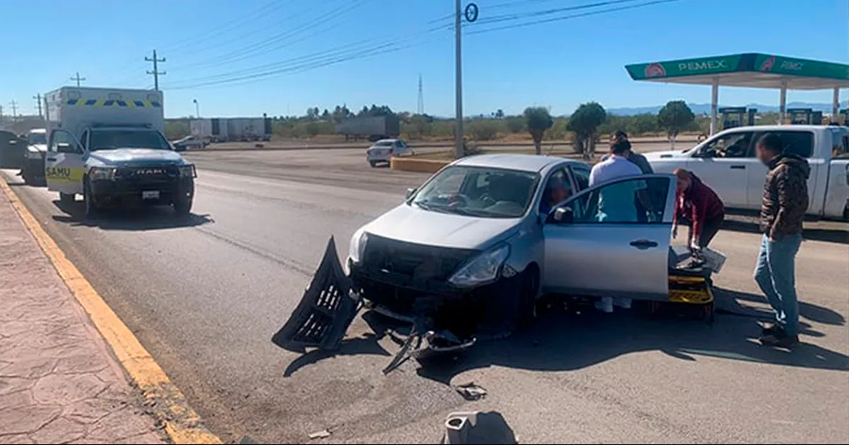 El conductor de un automóvil compacto perdió el control del volante y se impactó contra el camellón central.