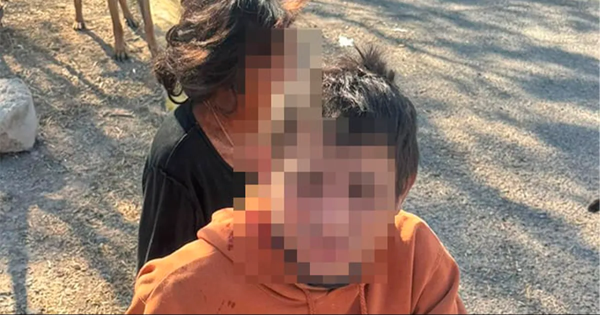 El sujeto de unos 30 años vestía sudadera con logos de Texas y pantalón negro mientras que la joven que lo acompaña usaba suéter y pantalón negro