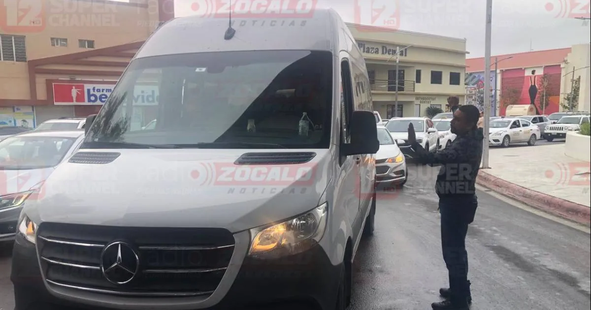 El hecho fue detectado por los oficiales municipales quienes interceptaron al conductor que se negaba a salir de la fila donde se había metido y señalaba que traía prisa.