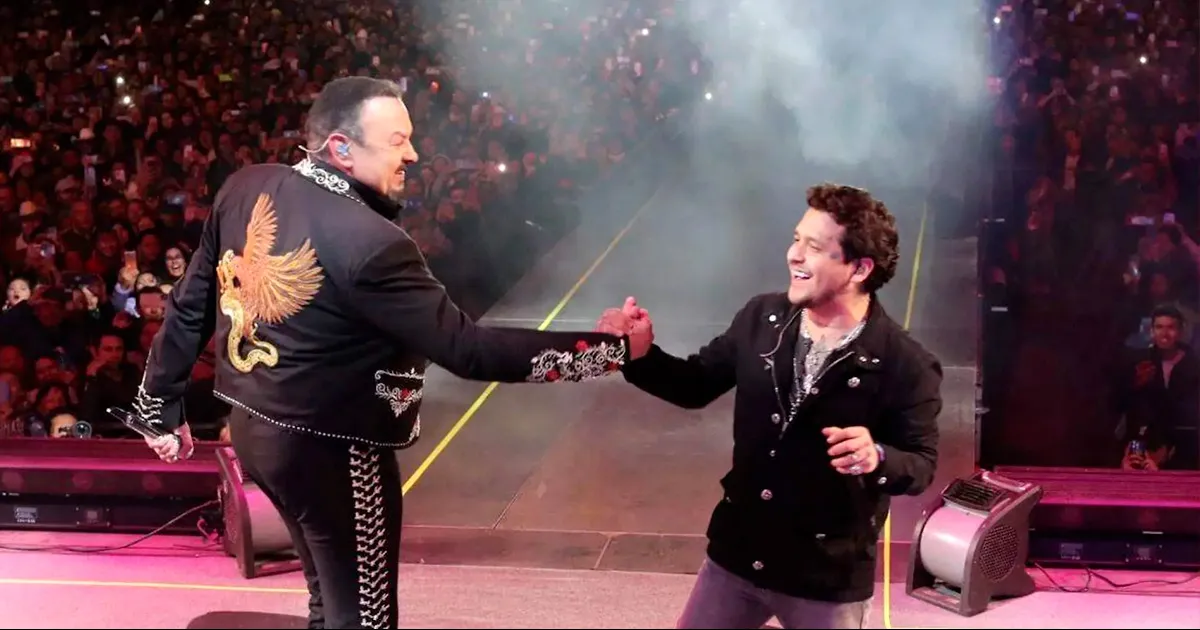 Christian Nodal y Pepe Aguilar sorprenden en Querétaro con una interpretación de “Acá entre nos”.