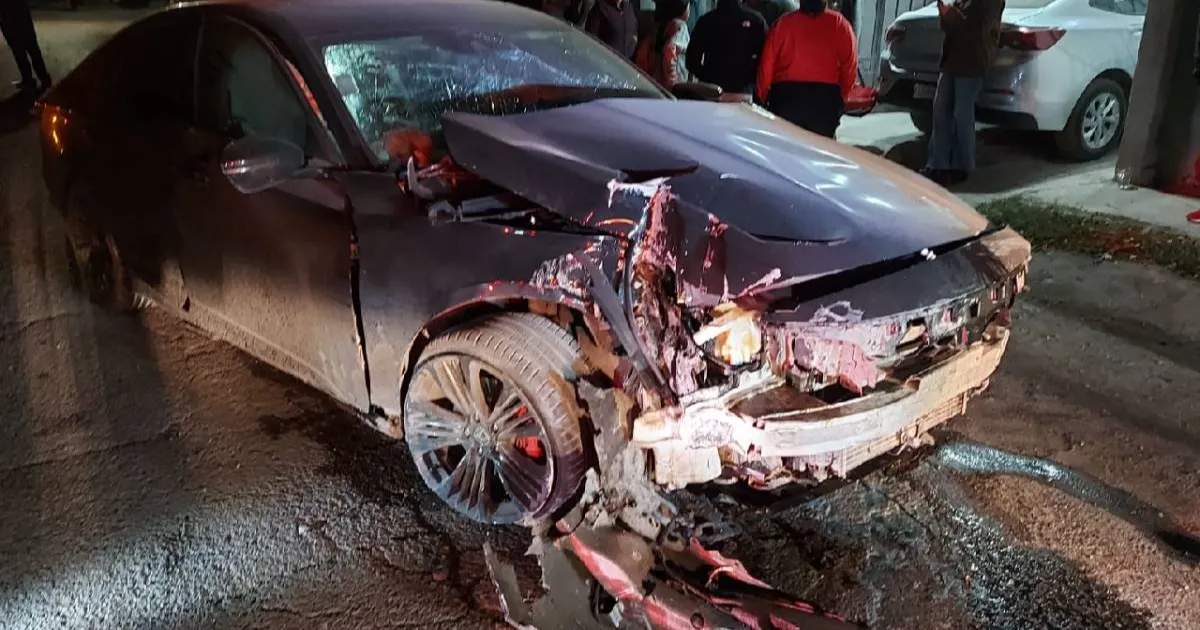 Fue necesaria la intervención de una grúa que trasladara el vehículo destrozado a un corralón de la localidad