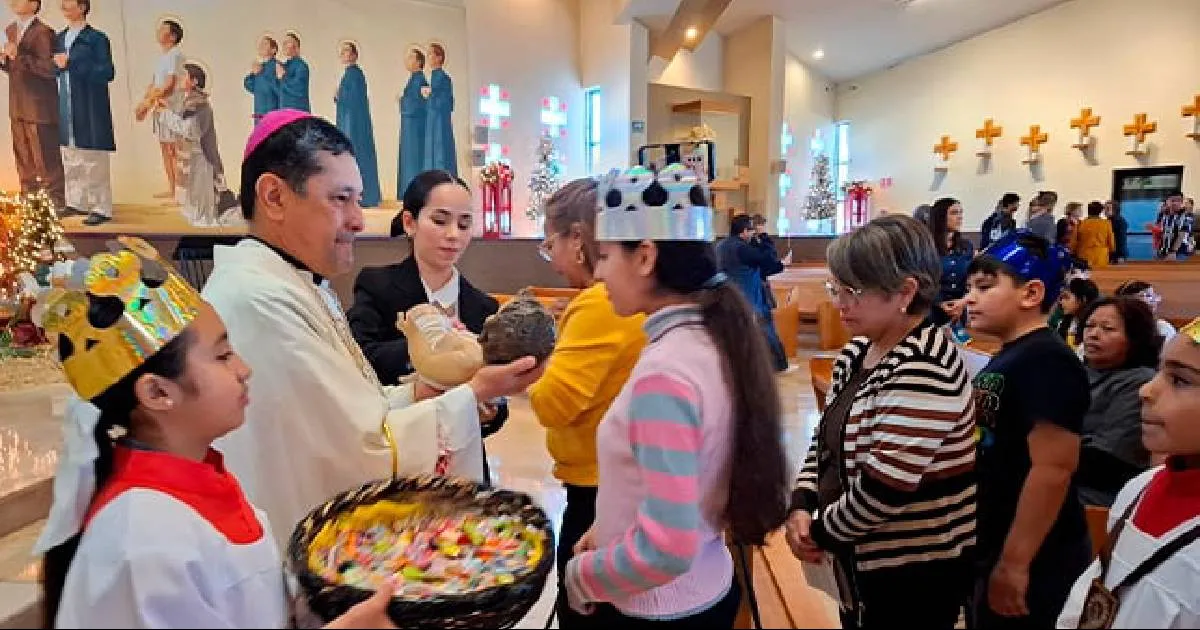 Asistentes rindieron tributo a la imagen del niño Dios como es una tradición y departieron en el exterior la rosca de reyes.