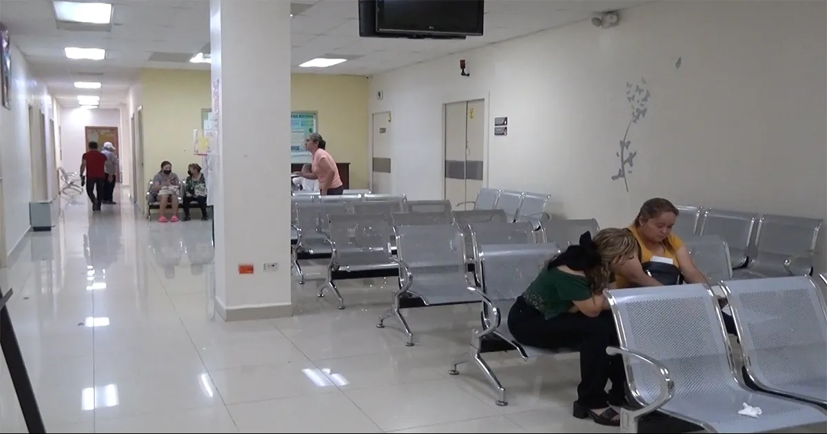 El director del mencionado hospital precisó que han sido tres los pacientes graves internados por problemas respiratorios, principalmente debido a neumonías que no se atendieron de manera oportuna.