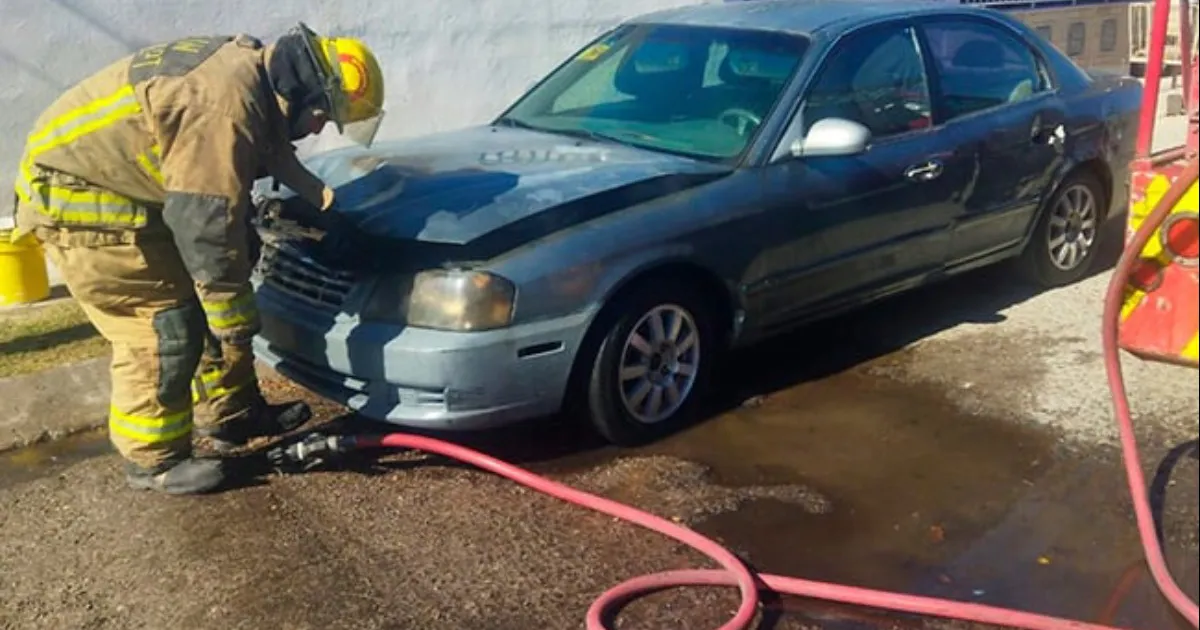 Se incendia auto en Acoros