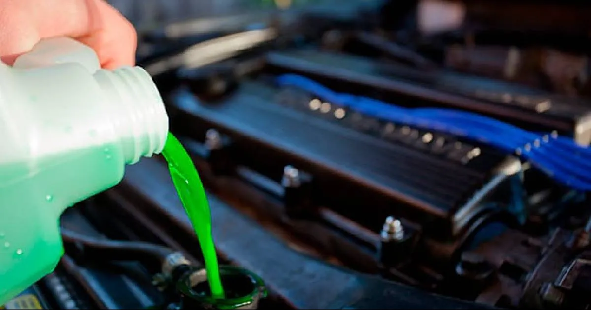 Dentro de los principales aspectos que sugieren los mecánicos, es verificar el estado del líquido anticongelante.