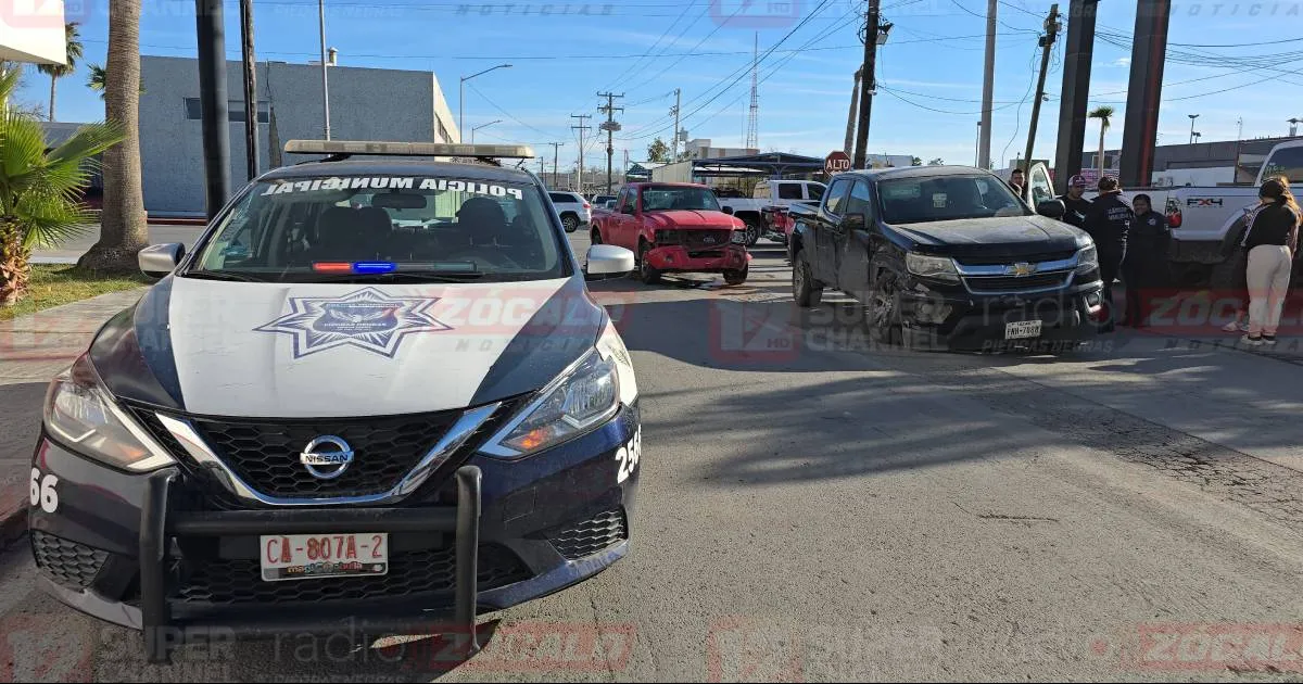 Texana provoca accidente al no ceder derecho de vía