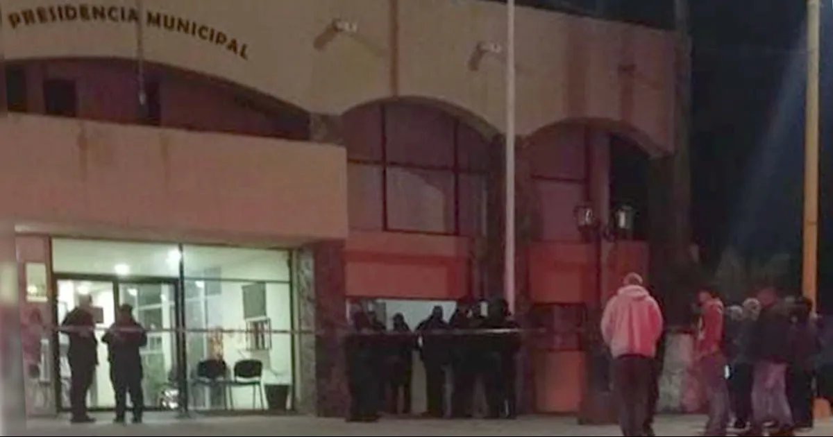 Trascendió que el funcionario fue ultimado a golpes e intentaron robarle su vehículo cuando salía de la presidencia municipal