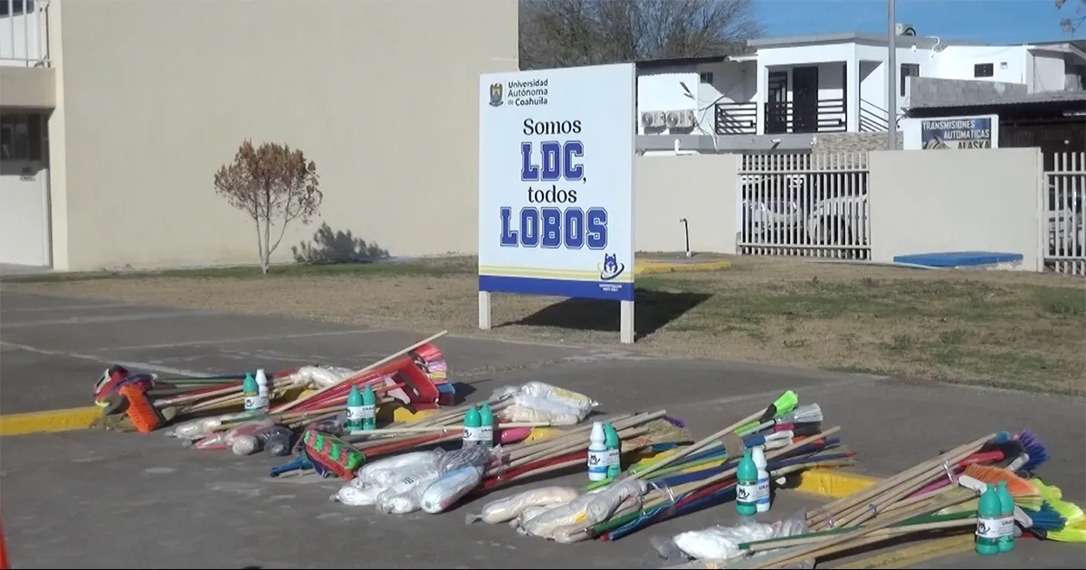 Estableció que la entrega de kits de limpieza se lleva a cabo mediante el programa de servicio social, a través del cual alumnos y personal donan escobas, trapeadores y material de limpieza.
