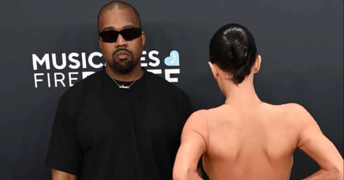 La modelo australiana llegó con un saco negro, el cual terminó en el piso al posar frente a las cámaras