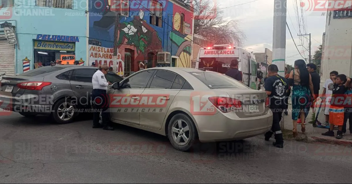 Conductora omite señalamiento de alto y provoca accidente en el Centro
