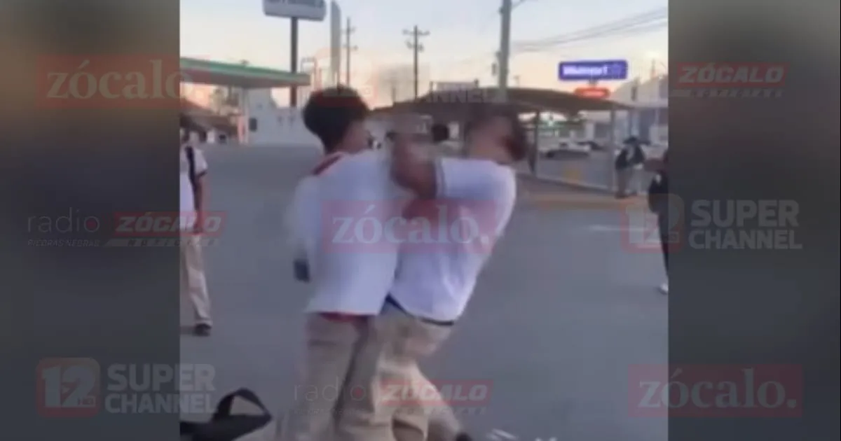 Jóvenes protagonizan riñas a la salida de la escuela