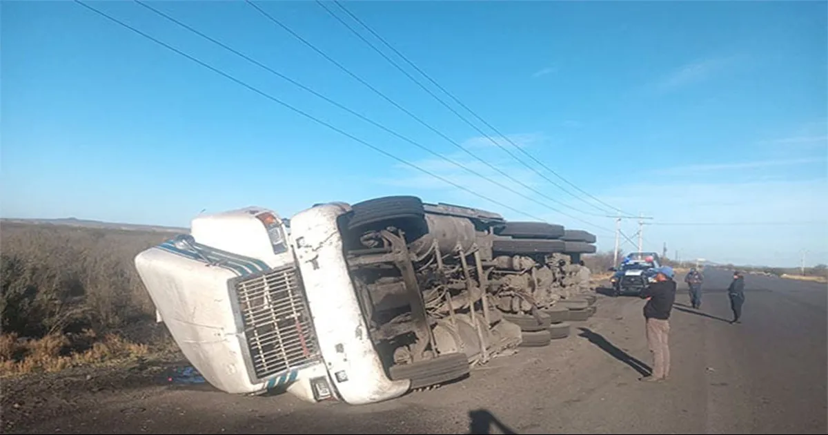 Vuelca tráiler carbonero