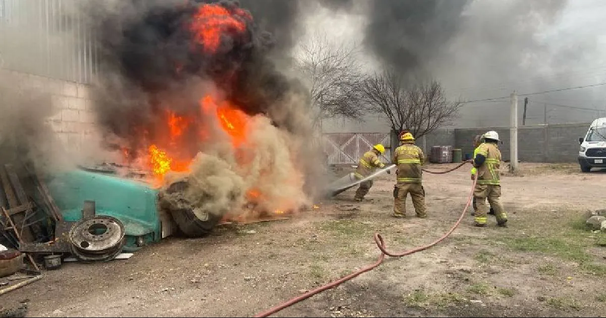 El hecho generó la movilización de personal de Bomberos quienes sofocaron el siniestro que causó alarma entre la población